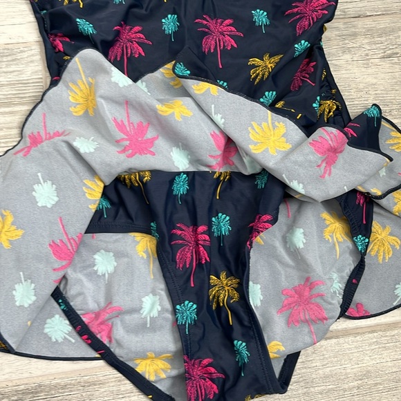 One piece swimsuit with mini skirt - Picture 3 of 6